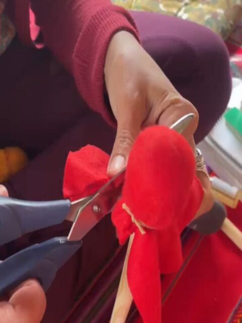 🌿🔥 O Tambor Nasce das Mãos, da Água e do Espírito 🔥🌿

Antes de qualquer som ecoar, o tambor já começa a pulsar.
Seu coração desperta no silêncio… no toque das mãos, na imersão da pele, na entrega ao processo.

Nesta vivência, cada gesto é rezo.
Cada movimento é memória.
Cada detalhe honra a ancestralidade que caminha conosco.

Mergulhamos a pele na água para amolecer… mas é como se amolecêssemos também algo dentro de nós.
Enquanto as mãos se movem, o tempo desacelera.
Enquanto esticamos a pele, esticamos também nossas próprias fronteiras internas.
Enquanto costuramos, alinhamos intenções.

O tambor não é apenas um instrumento.
Ele é um portal. Um aliado. Um espelho.
E seu nascimento é tão sagrado quanto qualquer cerimônia que virá depois.

Aqui, antes do toque, existe o fazer — e no fazer já existe ritmo.
A batida do nosso peito se encontra com a batida que ainda virá.
A medicina começa muito antes do primeiro som.

Que cada tambor nascido hoje carregue força, verdade e caminho.
E que a memória das mãos que o criaram siga viva em cada pulsar.

Aho! 🐺🔥🌙

#TamborXamanico #TamborSagrado #ArtesanatoAncestral #CaminhoAncestral #Xamanismo #CuraAncestral #EspiritualidadeNaPrática #VivênciaXamânica #MedicinaDoSom